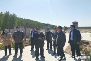 山东阳信县民政局组织人员参观学习公益性公墓、骨灰堂及公墓林建设